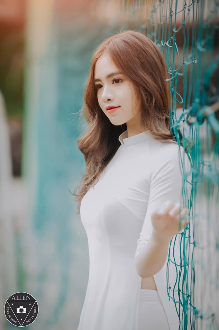 xinh, dáng, trắng, áo dài Cao Thu Trang ĐT Brazil 